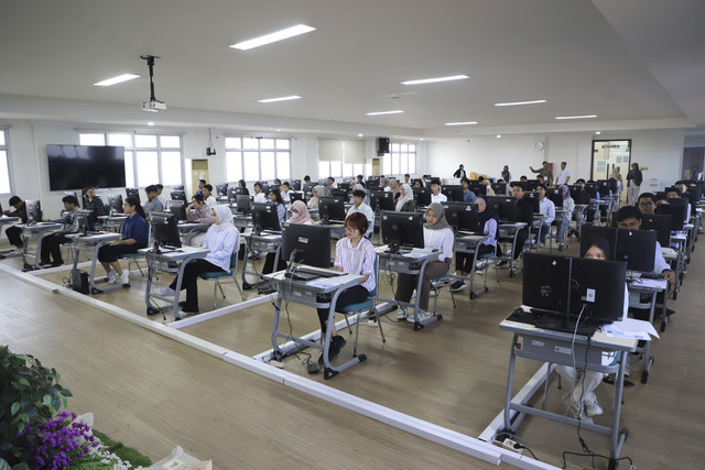 Peserta mengikuti Ujian Tulis Berbasis Komputer- Seleksi Nasional Berbasis Tes (UTBK-SNBT) di Kampus UPN Veteran. Limo, Depok , Jawa Barat, Rabu (23/4/2025). Foto: Muhammad Iqbal/ANTARA FOTO