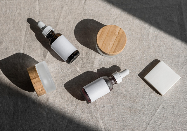 Ilustrasi serum untuk menghilangkan flek hitam umur 40 tahun. Sumber foto: Pixabay/ Syscom_Packaging