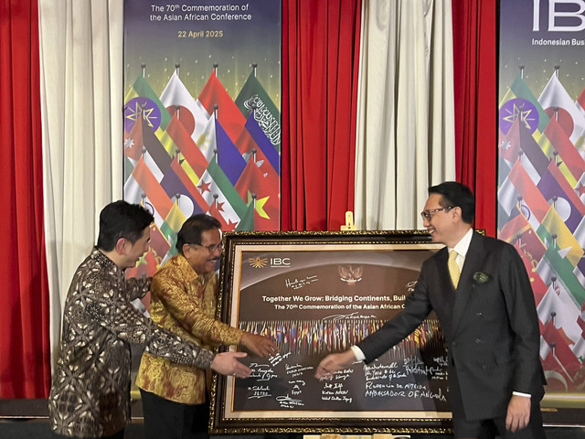 Wakil Menteri Luar Negeri RI Arif Havas, bersama CEO IBC Sofyan Djalil dan Ketua Dewan Pengawas IBC Arsjad Rasjid dalam Refleksi 70 tahun Konferensi Asia-Afrika di Tugu Kunstring Jakarta Pusat, Selasa (22/4/2025). Foto: Tiara Hasna/kumparan