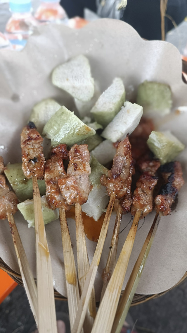 Sate daging babi kaki lima di Kota Denpasar. Foto: Denita BR Matondang/kumparan