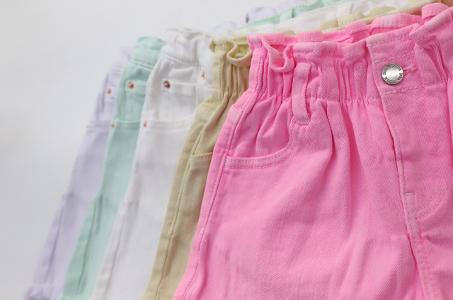 Ilustrasi baju maroon cocok dengan celana warna apa? Sumber foto: Pixabay/ NAYANSARKER