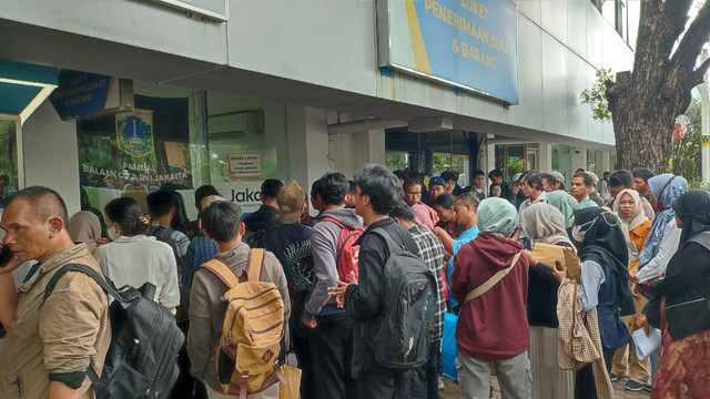 Suasana antrean lamaran petugas PPSU di Balai Kota Jakarta pada Rabu (23/4). Foto: Rachmadi Rasyad/kumparan