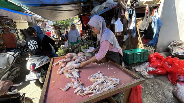 Suasana kios daging ayam di Pasar Kwitang, Jakarta Pusat, Rabu (23/4/2025). Foto: Fariza Rizky Ananda/kumparan