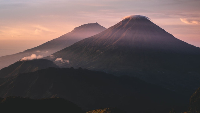 Gunung untuk pemula di Jawa Tengah. Foto adalah Gunung Prau. Sumber: Unsplash/Venwardo