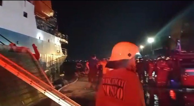 Sejumlah pemadam berusaha memadamkan api yang melahap kamar ABK di Dermaga 03 Pelabuhan Dwikora Pontianak. Foto: Dok, Damkar Borneo 