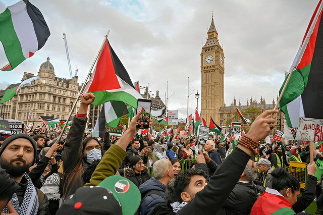 Aksi Solidaritas untuk Warga Palestina di London. Foto: Shutterstock