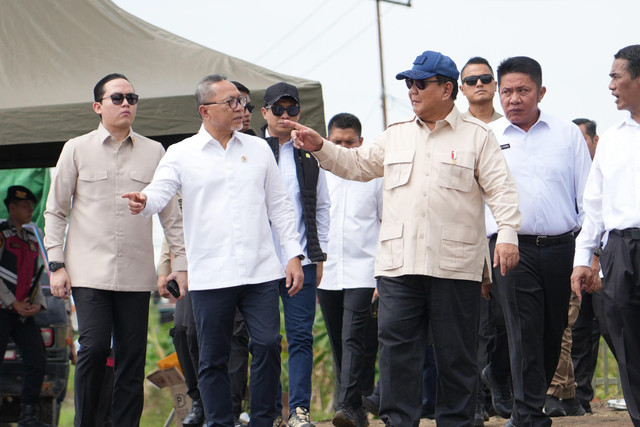 Menko Bidang Pangan Zulkifli Hasan bersama Presiden Prabowo di acara peluncuran Gerakan Indonesia Menanam di Kabupaten Banyuasin, Sumatera Selatan, Selasa (23/4/2025). Foto: Dok. Istimewa