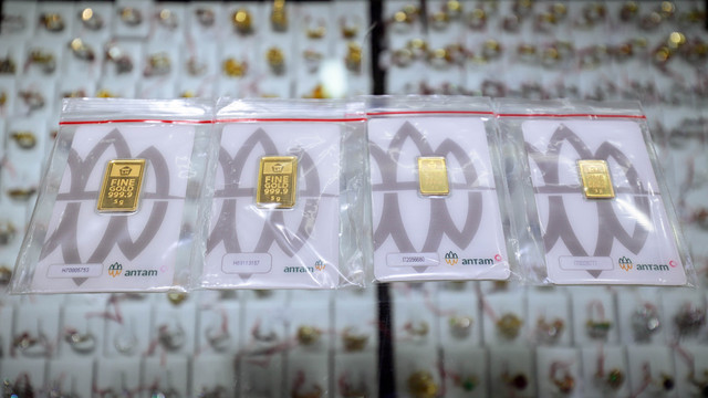 Pedagang mengambil emas batangan PT Antam di toko emas di kawasan Cikini, Jakarta, Rabu (23/4). Foto: Jamal Ramadhan/kumparan