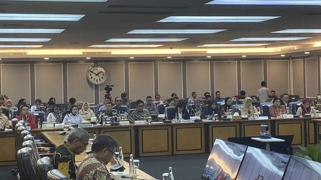 Komisi XIII DPR RI rapat bersama eks karyawan Oriental Circus Indonesia (OCI) dan Komnas HAM, Rabu (23/4/2025). Foto: Haya Syahira/kumparan