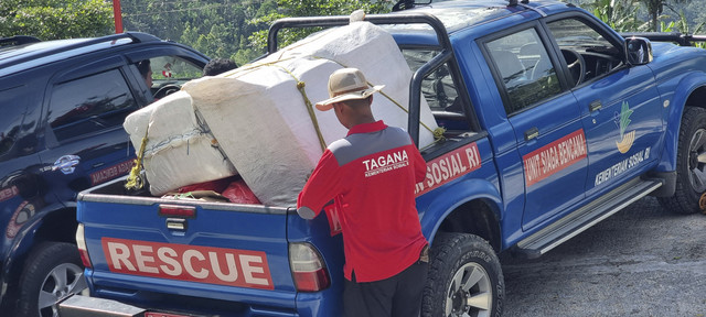 Kemensos mengirimkan bantuan bagi warga terdampak bencana tanah bergerak di Brebes, Selasa (22/4/2025). Foto: Dok. Kemensos