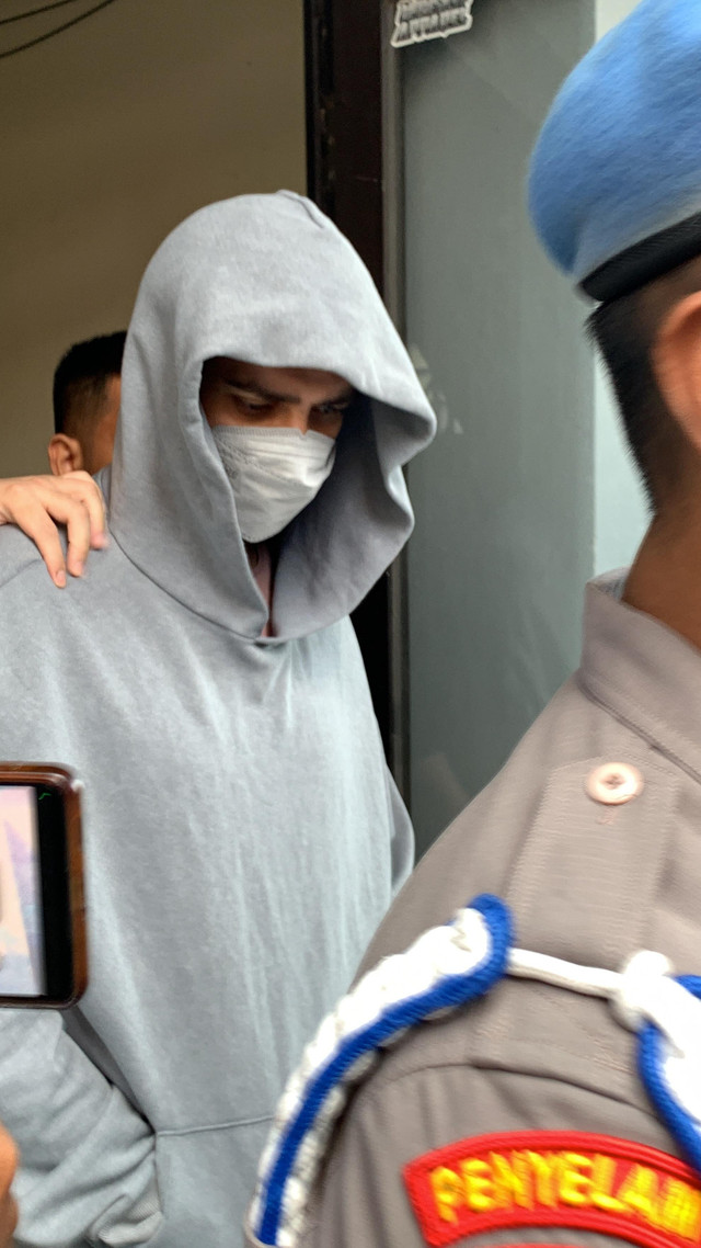 Aktor Fachri Albar (jaket abu) menjalani tes kesehatan di Polres Metro Jakarta Barat usai ditangkap atas kasus narkoba, Rabu (23/4). Foto: Vincentius Mario/kumparan