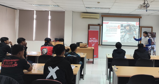 Instruktur Asmo Kalbar memberikan paparan kepada Komunitas HWBC. Foto: Dok. Asmo Kalbar