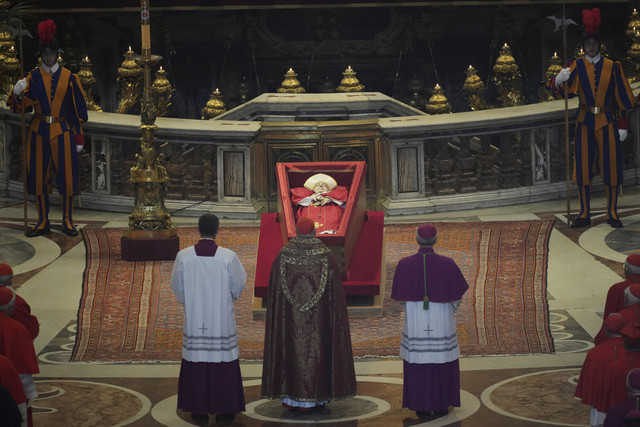 Kardinal Camerlengo Kevin Joseph Farrell, berdiri di depan jenazah Paus Fransiskus di dalam Basilika Santo Petrus di Vatikan, Rabu (23/4/2025). Foto: Andrew Medichini/Pool via REUTERS