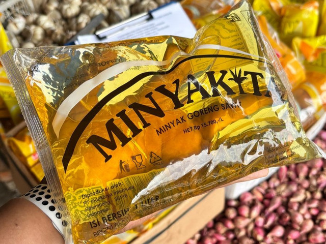 Minyakita diposisikan sebagai minyak goreng rakyat (MGR) dalam bentuk kemasan, yang produksinya didorong oleh kewajiban DMO yang dibebankan kepada produsen/eksportir minyak sawit. Dokumentasi pribadi penulis