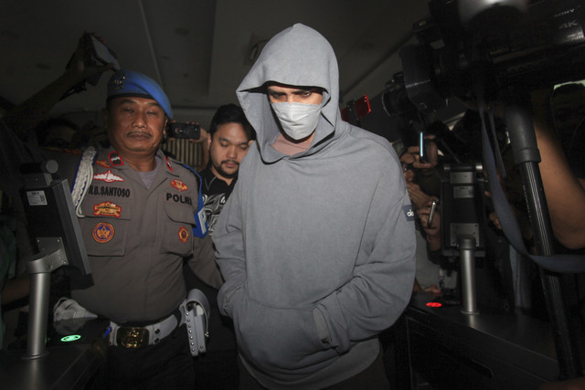 Aktor Fachry Albar (kanan) berjalan dengan kawalan polisi untuk menjalani pemeriksaan di Pusat Kedokteran dan Kesehatan (Pusdokkes) Polres Metro Jakarta Barat, Jakarta, Rabu (23/4/2025). Foto: Reno Esnir/ANTARA FOTO