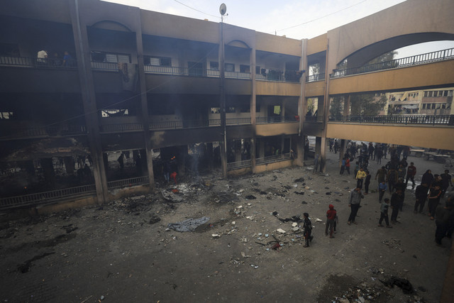 Suasana bangunan yang hangus terbakar akibat serangan Israel di salah satu sekolah yang dijadikan penampungan di Gaza, Rabu (23/4/2025). Foto: Dawoud Abu Alkas/REUTERS
