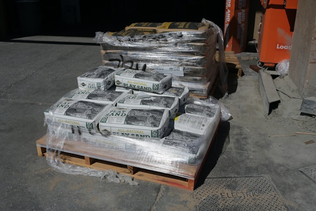 Ilustrasi untuk Daftar Harga Semen Per Sak 2025. Sumber: Unsplash/Sean Thoman