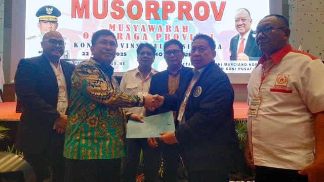 Bonifacius Jerry Waleleng (baju hijau) menerima SK terkait penetapannya sebagai Ketua Umum KONI Sulawesi Utara periode 2025-2029 terpilih.