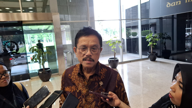 Ketua Komisi XII DPR Bambang Patijaya di kompleks parlemen, Rabu (23/4/2025). Foto: Fariza Rizky Ananda/kumparan