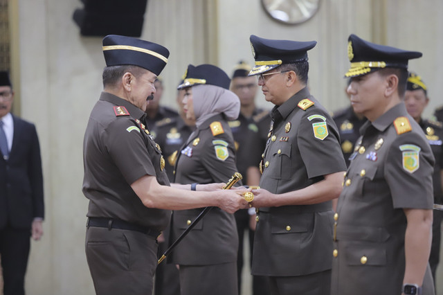 Jaksa Agung ST Burhanuddin melantik 6 kepala kejaksaan tinggi di Gedung Utama Kejaksaan Agung, Jakarta, Rabu (23/4/2025). Foto: Dok. Kejagung
