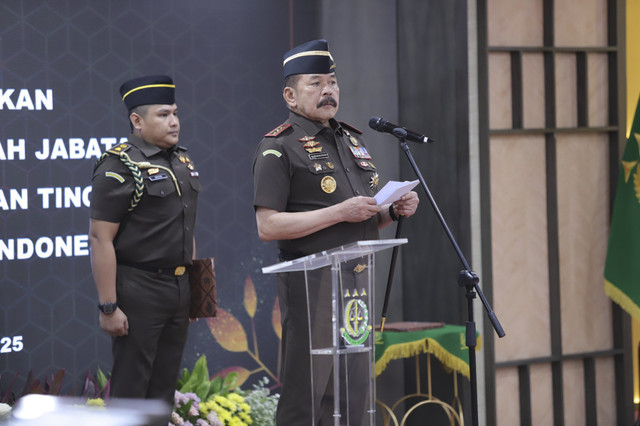 Jaksa Agung ST Burhanuddin melantik 6 kepala kejaksaan tinggi di Gedung Utama Kejaksaan Agung, Jakarta, Rabu (23/4/2025). Foto: Dok. Kejagung