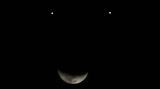 Smile face moon di langit malam. Foto: Jetsura/Shutterstock