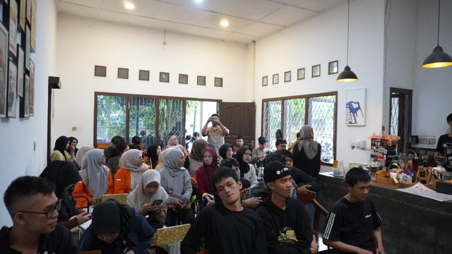 Sebanyak 100 peserta ikut serta dalam acara diskusi Hari Kartini dan Hari Bumi/Anyelir