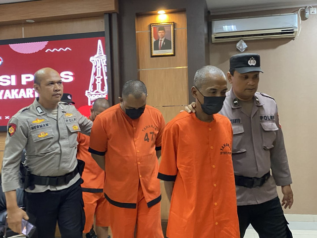 Tiga tersangka penyelewengan distribusi elpiji yang dihadirkan dalam konferensi pers ungkap kasus, Rabu (23/4). Foto: Dok. Resti Damayanti/Pandangan Jogja