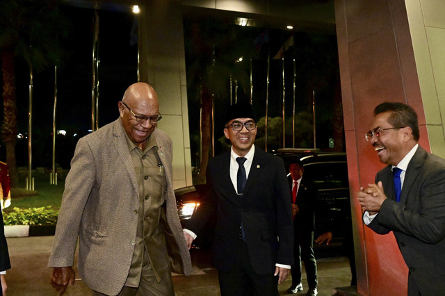Menteri Pendidikan Tinggi, Sains, dan Teknologi Brian Yuliarto menyambut kedatangan PM Republik Fiji, Sitiveni Rabuka saat tiba di Bandara Internasional Soekarno Hatta, Tangerang, Banten, Rabu (23/4/2025).  Foto: Dok. Sekertariat Presiden