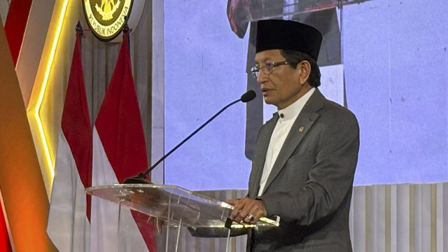 Menag Nasaruddin Umar menyampaikan pidato saat acara Rakernas Konsolidasi Pelayanan Ibadah Haji 1446 Hijriah di UPT Asrama Haji Embarkasi Bekasi, Rabu (23/4/2025). Foto: Abid Raihan/kumparan