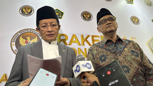 Menteri Agama Nasaruddin Umar (kiri) dan Kepala BP Haji Mochammad Irfan Yusuf (kanan) di UPT Asrama Haji Embarkasi, Bekasi, Rabu (23/4/2025). Foto: Abid Raihan/kumparan