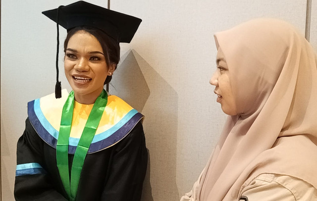 Ana Zenetia Paulo Soares de Rosa (kiri) usai menjalani prosesi wisuda S1 Kebidanan Unusa. Foto: Masruroh/Basra