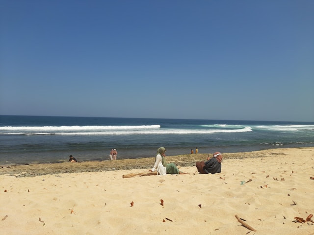 Pantai Penyusuk. Foto hanya ilustrasi. Sumber foto: Unsplash/Amperiano