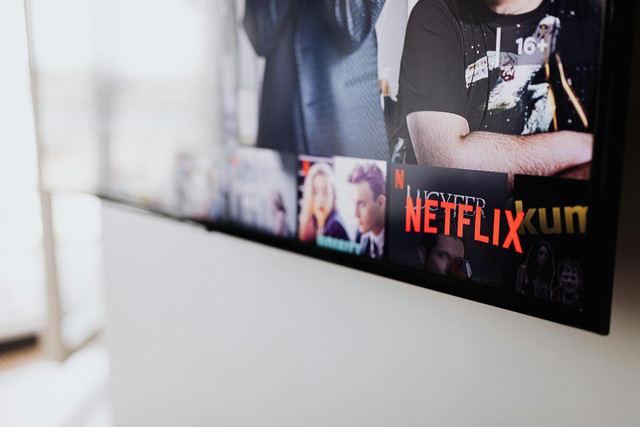 Ilustrasi rekomendasi series Netflix rating tertinggi. Foto: Pexels.com/Photo By: Kaboompics.com