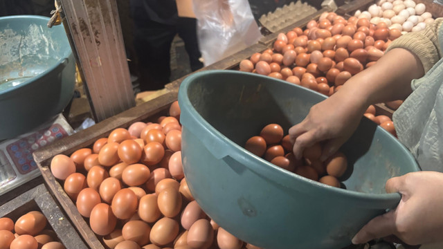 Pedagang telur di Pasar Minggu. Foto: Ave Airiza Gunanto/kumparan
