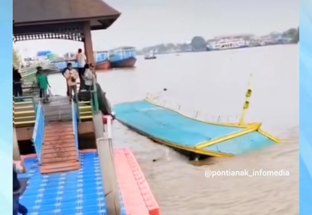 Kapal wisata Galaherang saat tenggelam di Sungai Kapuas Pontianak. Foto: Dok. Instagram @pontianak_infomedia