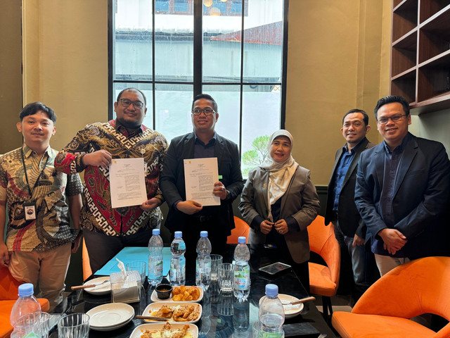 Manager PLN UP3 Sanggau Hendy Gita Wedhatama, (ketiga dari kiri) bersama Direktur Utama PT RAS Borneo Nusantara Rafie Alghany Rismanto, (kedua dari kiri) menandatangani Surat perjanjian jual beli tenaga listrik (SPJBTL) penambahan daya listrik industri. PLN terus hadir sebagai mitra andal bagi sektor usaha. Foto: Dok. PLN UP3 Sanggau