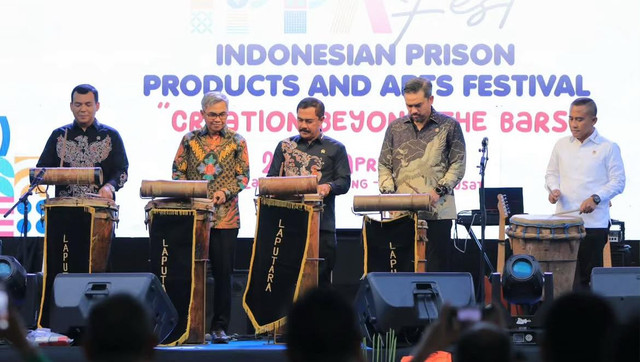 Menteri Imipas Agus Andrianto, Menteri UMKM Maman Abdurahman dan Wakil Menteri Imipas Sylmi Karim saat membuka IPPA Fest di lapangan Banteng Jakarta (21/4/2025)