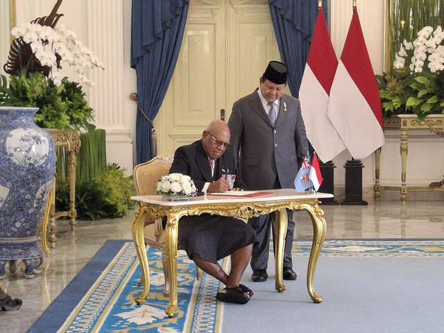 Presiden Republik Indonesia Prabowo Subianto beserta jajaran menteri Kabinet Merah Putih menerima kunjungan resmi Perdan Menteri (PM) Republik Fiji Sitiveni Rabuka di Istana Merdeka, Kamis (24/4). Foto: Zamachsyari/kumparan