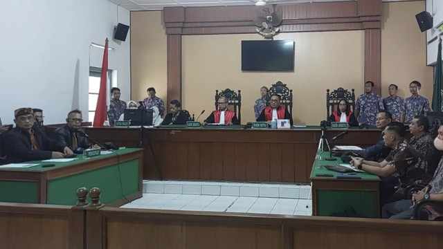 Sidang perdana dua gugatan ke Jokowi soal wanprestasi mobil Esemka dan ijazah dugaan palsu SMAN 6 Solo di Pengadilan Negeri (PN) Surakarta, Kamis (24/4/2025). Foto: Dok. kumparan