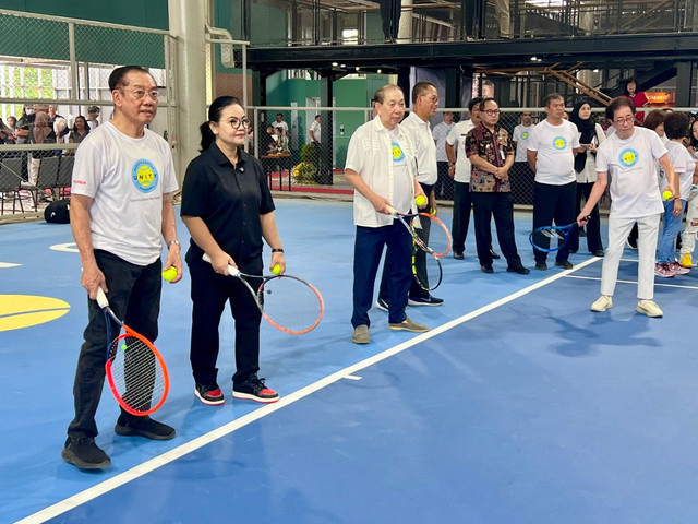 Para pemilik Unity Sports Center mencoba lapangan fasilitas tenis. Foto: dok. Istimewa