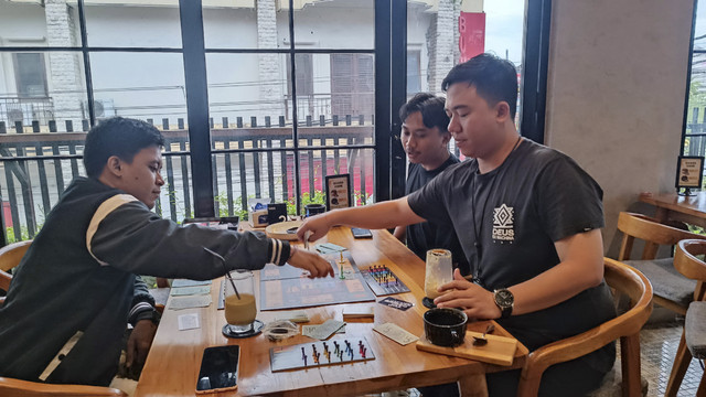 Suasana bermain board game di Bali. Foto: Denita BR Matondang/kumparan