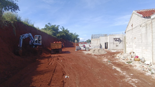 Suasana di perumahan Al-Fatih, Sawangan, Depok, yang sempat disegel Satpol PP karena belum mengantongi IMB, Kamis (24/4/2025). Foto: Thomas Bosco/kumparan