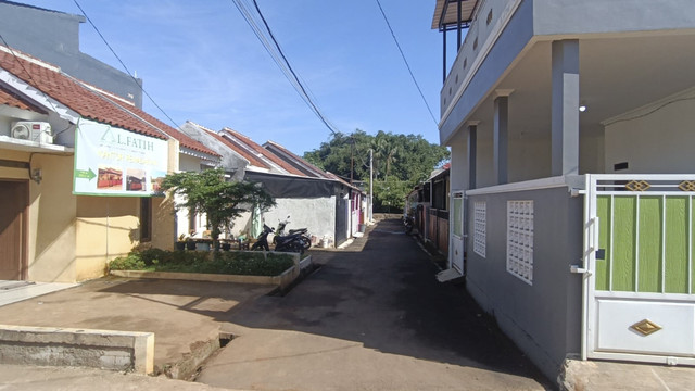 Suasana di perumahan Al-Fatih, Sawangan, Depok, yang sempat disegel Satpol PP karena belum mengantongi IMB, Kamis (24/4/2025). Foto: Thomas Bosco/kumparan