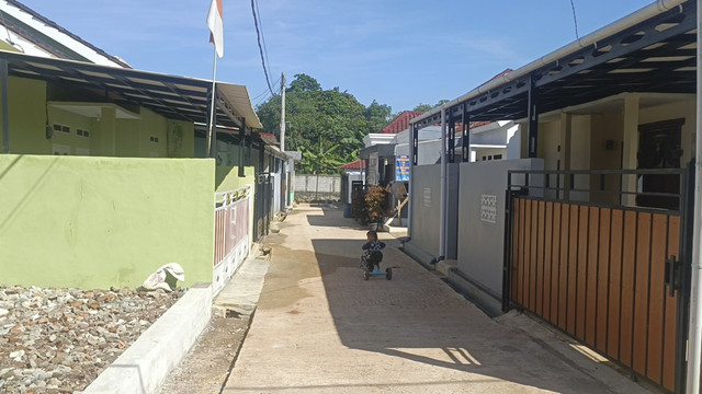 Suasana di perumahan Al-Fatih, Sawangan, Depok, yang sempat disegel Satpol PP karena belum mengantongi IMB, Kamis (24/4/2025). Foto: Thomas Bosco/kumparan