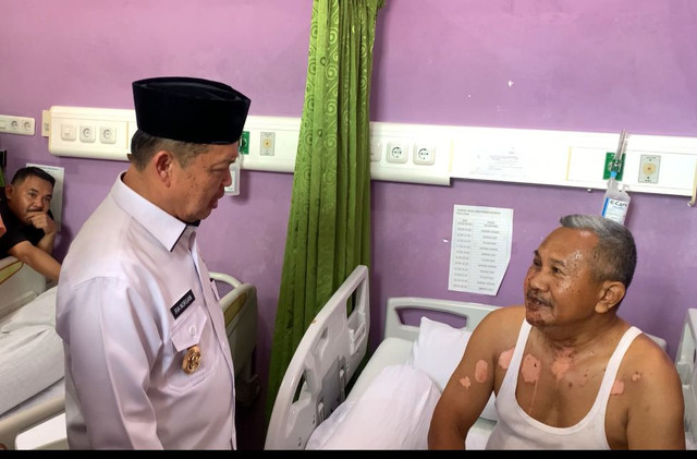 Gubernur Kalbar, Ria Norsan saat menjenguk petugas RSJ Singkawang yang menjadi korban penyiraman air keras. Foto: Dok. Istimewa