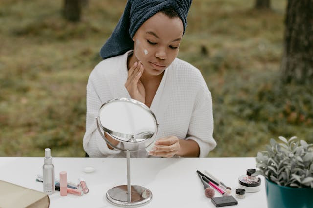Ilustrasi Moisturizer untuk Kulit Beminyak dan Berjerawat Sensitif. sumber: Pexels/Cottonbro studio