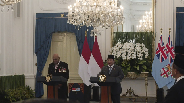 Presiden Republik Indonesia Prabowo Subianto dalam konferensi pers bersama Perdana Menteri Republik Fiji, Sitiveni Rabuka, di Istana Merdeka, Kamis (24/4/2025).  Foto: Zamachsyari/kumparan