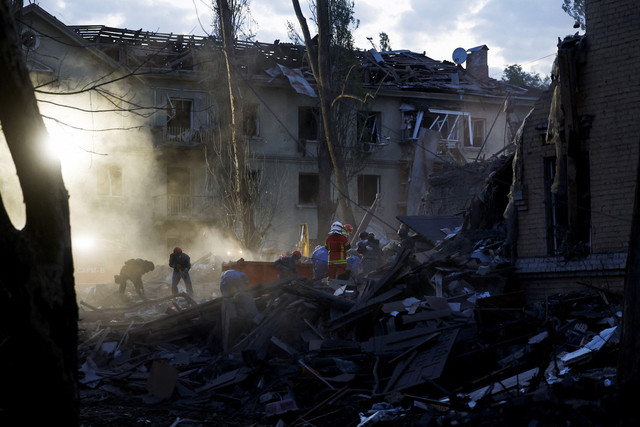 Sejumlah petugas mencari korban di bangunan yang hancur akibat serangan Rusia ke Ukraina di Kyiv, Ukraina, Kamis (24/4/2025). Foto: Valentyn Ogirenko/Reuters