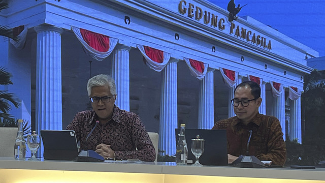 Juru Bicara Kementerian Luar Negeri (Kemlu) RI Roy Soemirat bersama Direktur PWNI Judha Nugraha menjawab pertanyaan awak media dalam press briefing di Kantor Kemlu RI, Jakarta, Kamis (24/4). Foto: Tiara Hasna/kumparan